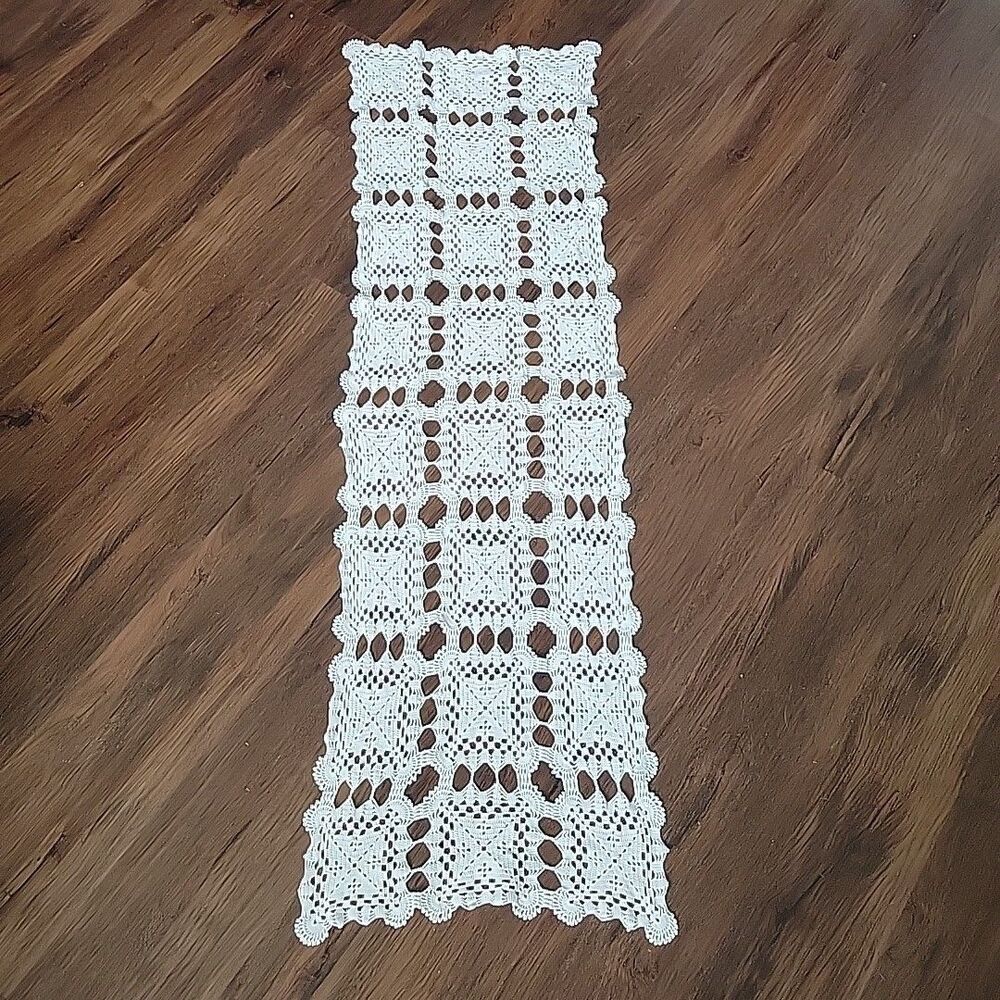 Vtg Handmade Crochet Lace Shabby Cottage Granny Farmhouse Table Runner  22"x 16"